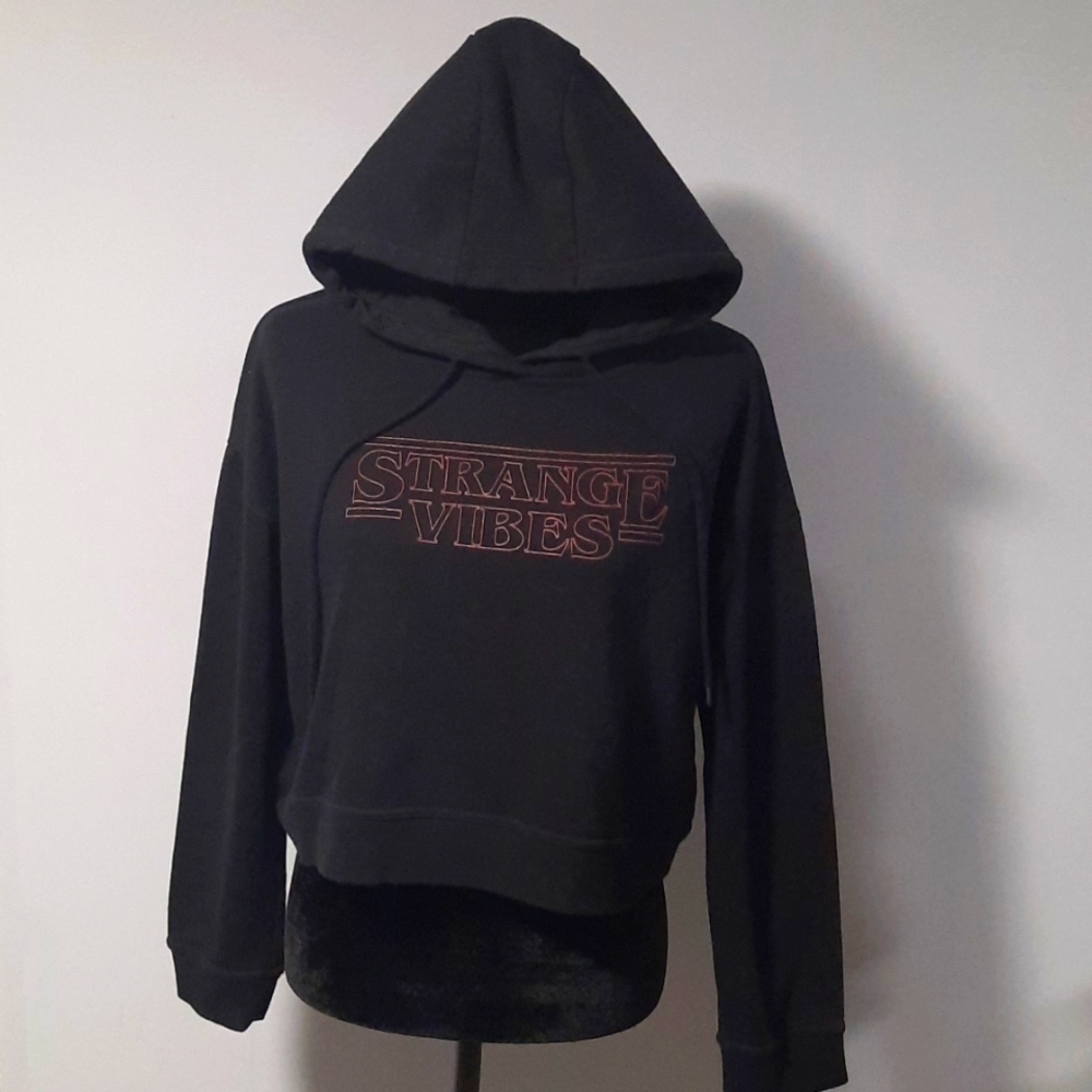Strange Vibes Funny Cropped Black Long Sleeve Hoodie Sweater